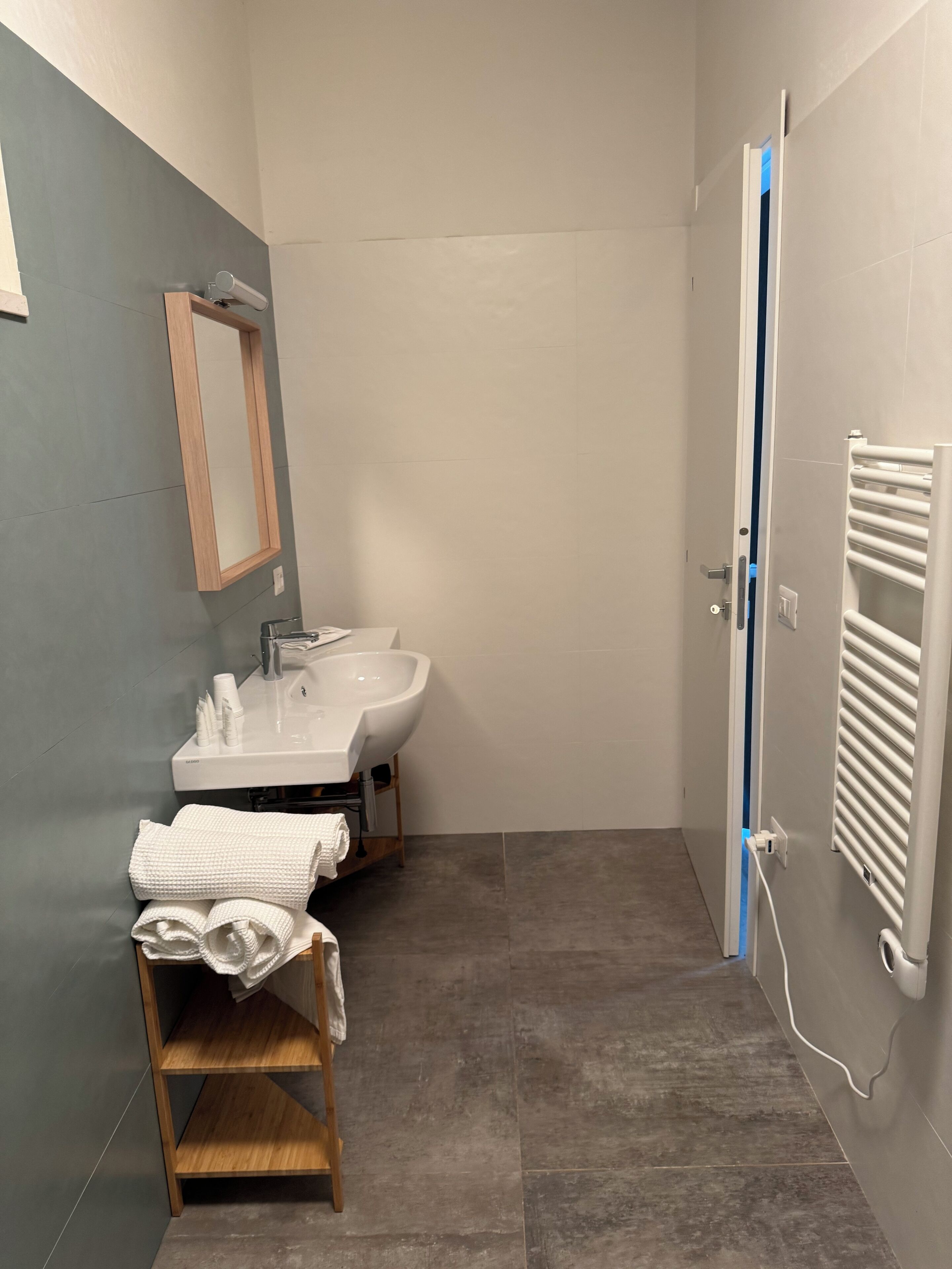 Douche, sèche-cheveux, bidet, serviettes fournies