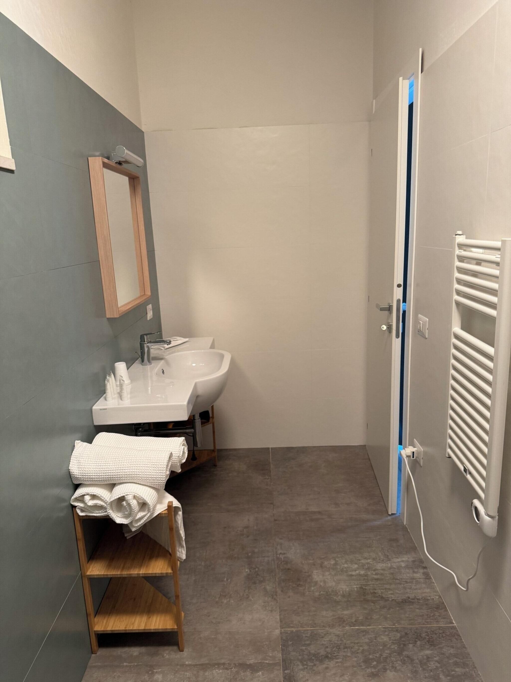 Een douche, een haardroger, een bidet, handdoeken