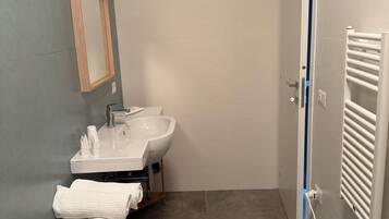 Een douche, een haardroger, een bidet, handdoeken