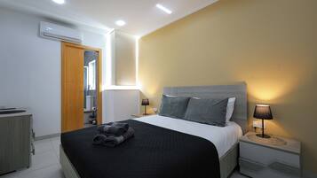 Penthouse, Sea View | Blackout curtains, iron/ironing board, free WiFi