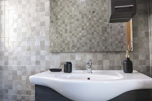 Bathroom - Serene 2BR Penthouse - Sea View Terrace (St. Paul's Bay)