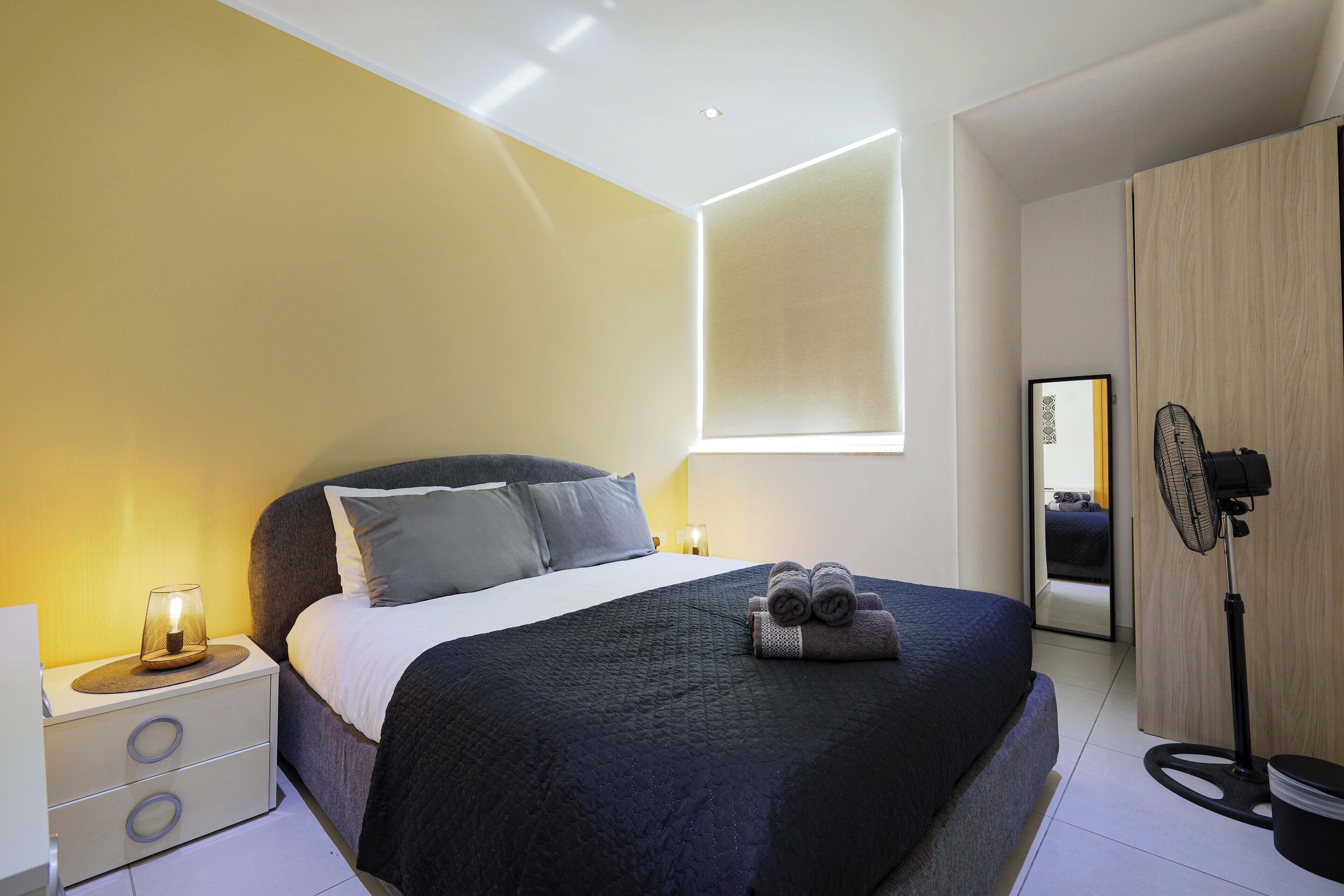 Cortinas blackout, tabla de planchar con plancha y wifi gratis 