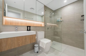 Hair dryer, towels, toilet paper - Sky Above, Ocean Beyond – Level 43 Panoramic View (Broadbeach)