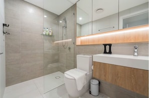 Hair dryer, towels, toilet paper - Sky Above, Ocean Beyond – Level 43 Panoramic View (Broadbeach)
