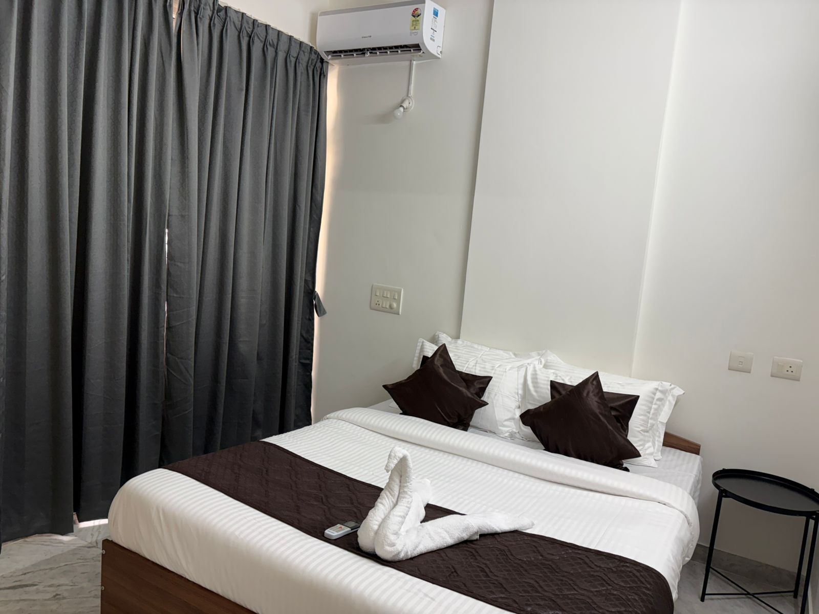 Apartament estàndard, balcó, vistes a la ciutat | Espai de treball apte per a portàtils i planxa i posts de planxar 