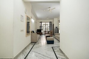 Standard-Apartment, Balkon, Stadtblick | Wohnbereich