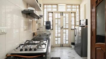 Standard Apartment, Balcony, City View | Private kitchen | Microwave, oven, stovetop, cookware/dishes/utensils