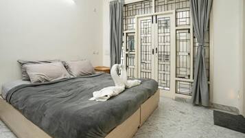 Standard Apartment, Balcony, City View | Laptop workspace, iron/ironing board, free WiFi