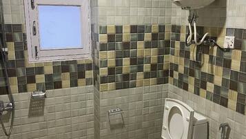 Honeymoon Suite, City View | Bathroom | Shower, towels, soap, shampoo