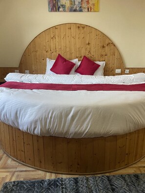 Honeymoon Suite, City View | Desk, laptop workspace, free WiFi - Royal Pearl Inn (Nasogi)
