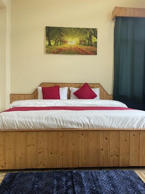 Deluxe Room, City View | Meja, ruang kerja komputer riba, Wi-fi percuma 