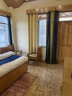 Superior Room, City View | Meja, ruang kerja komputer riba, Wi-fi percuma 