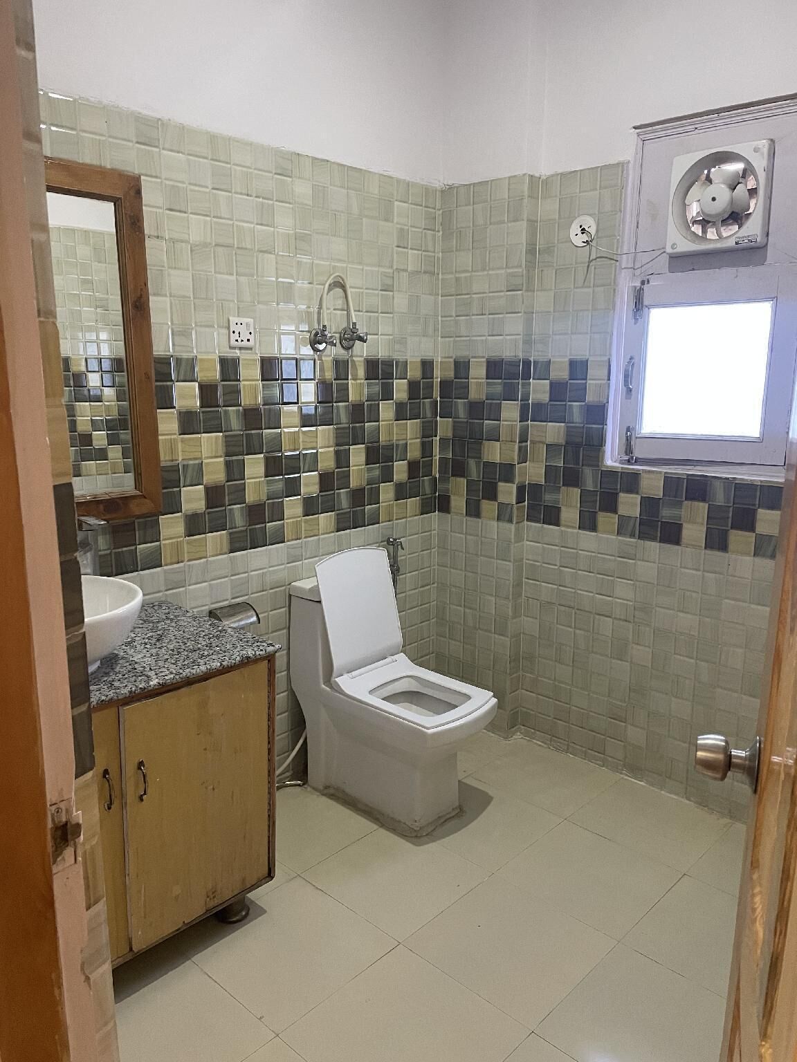 Habitación superior, vistas a la ciudad | Baño | Ducha, toallas, jabón y champú