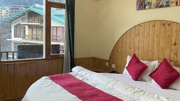 Honeymoon Suite, City View | Desk, laptop workspace, free WiFi