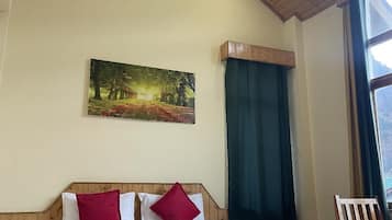 Deluxe-huone, kaupunkinäköala | Työpöytä, kannettavalle tietokoneelle sopiva työtila, ilmainen Wi-Fi