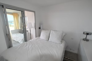 Room - Stunning view, close to downtown (le lanvandou)