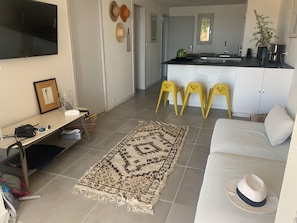 Living area - Stunning view, close to downtown (le lanvandou)