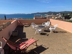 Terrace/patio - Stunning view, close to downtown (le lanvandou)