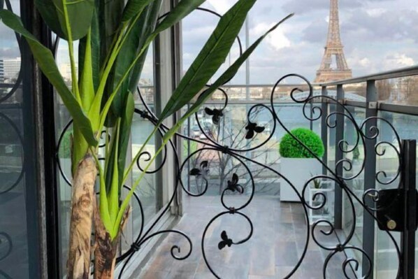 View from property - PARISUHOME (Paris)