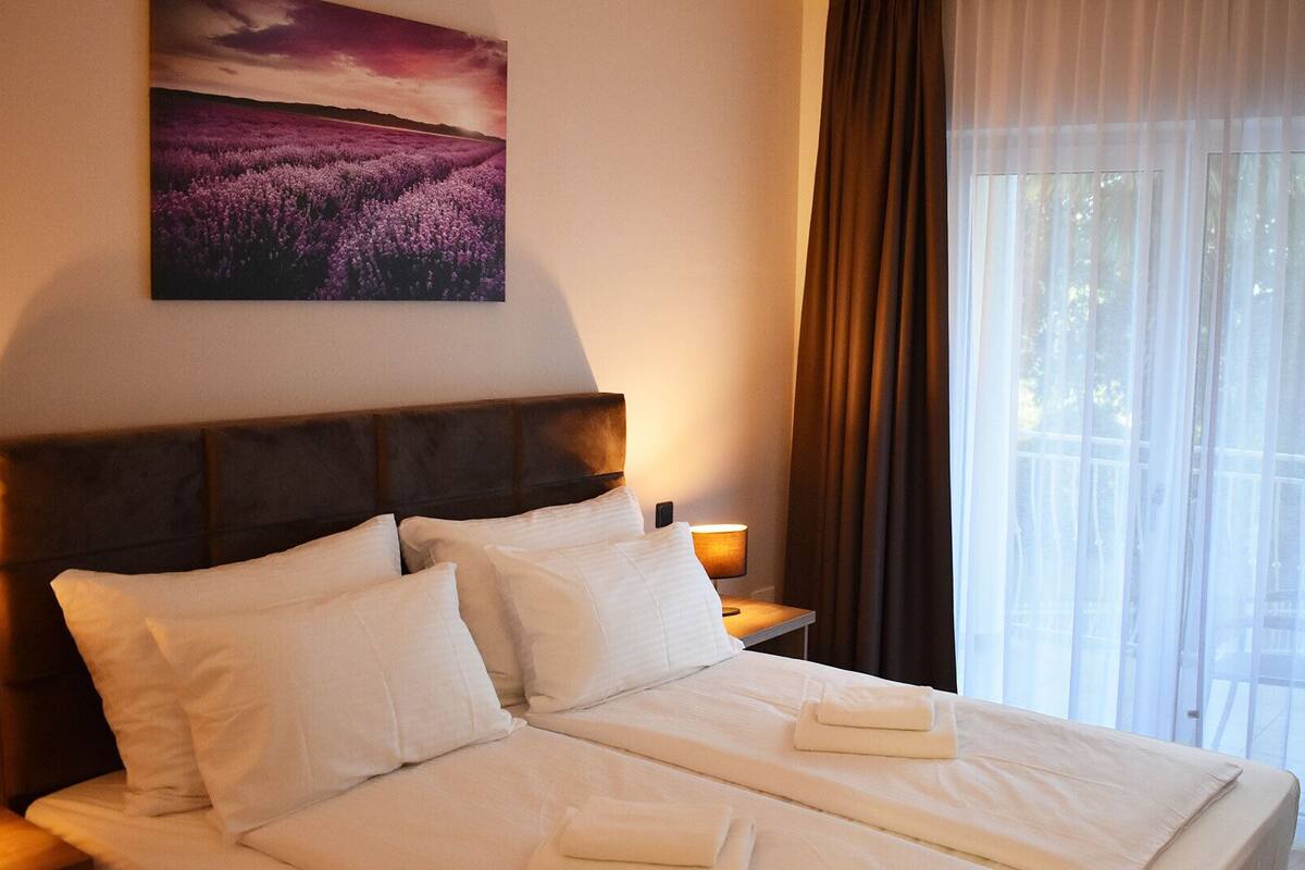 In-room safe, WiFi (free), bed sheets
