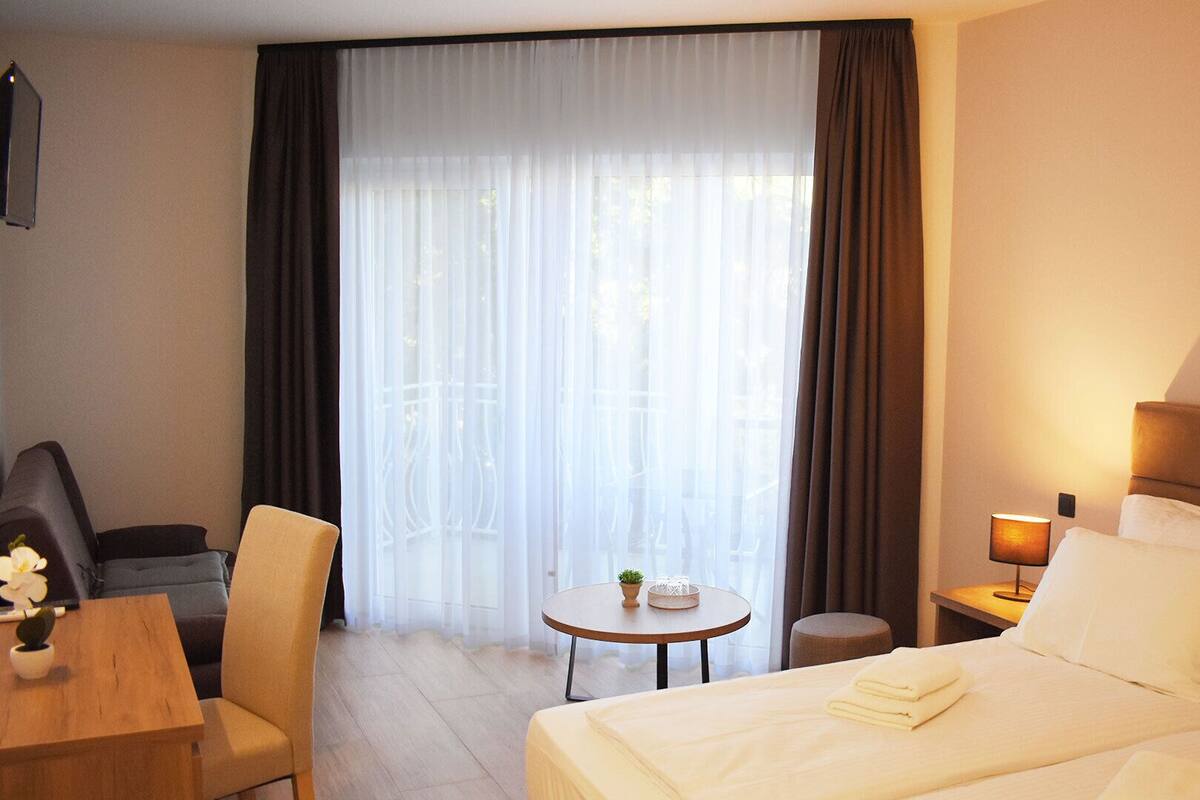 In-room safe, WiFi (free), bed sheets