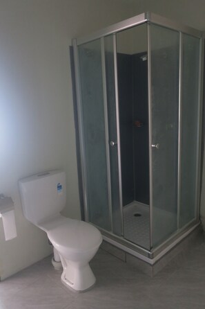 Shower, hair dryer, towels, soap - Zaru Hotel (Gizo)