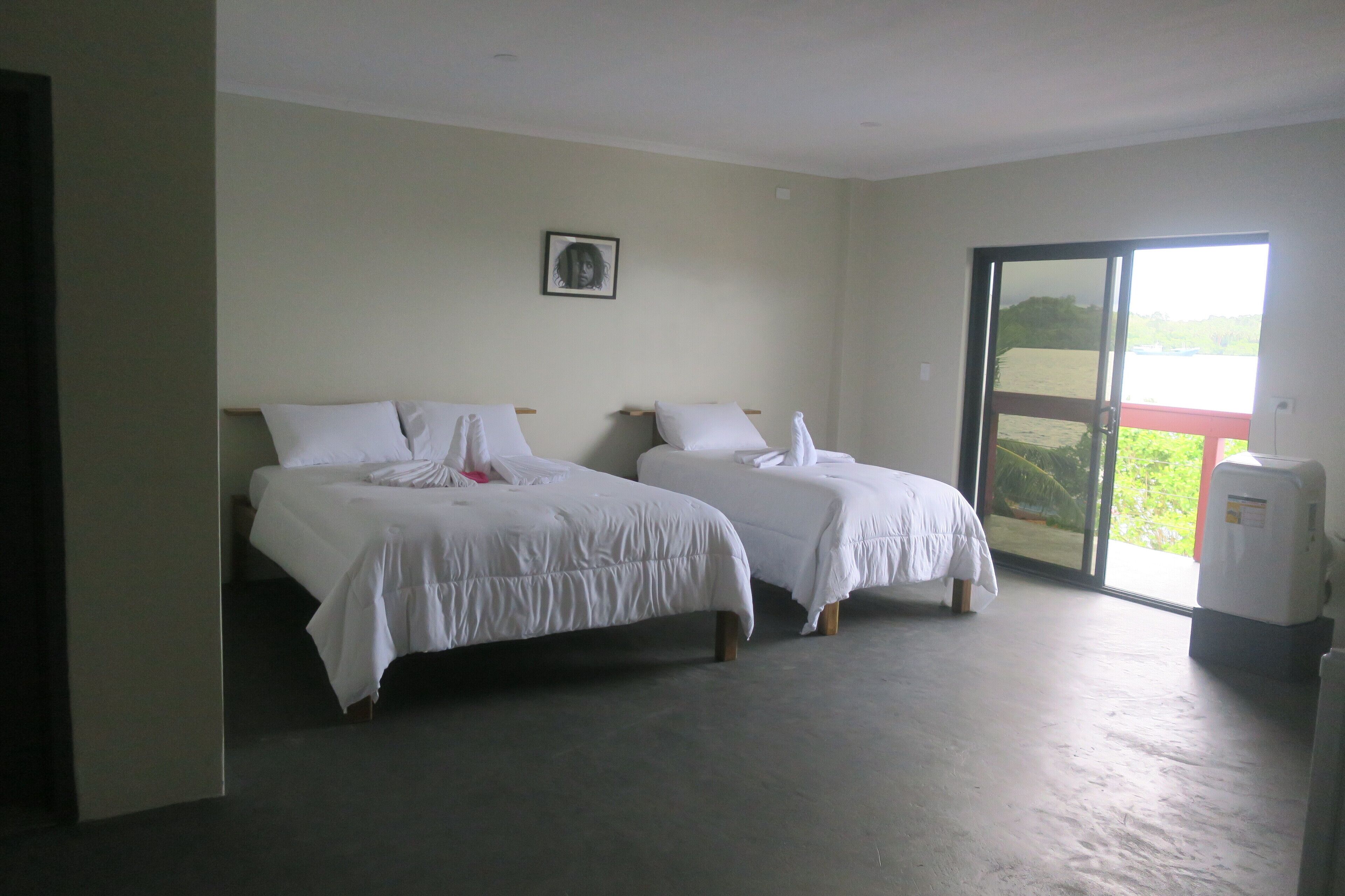 Escritorio y espacio para trabajar con un portátil