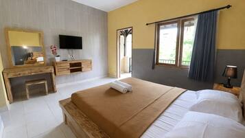 Quarto casal luxo, sacada, vista para a piscina | Espaço de trabalho para notebook, Wi-Fi de cortesia