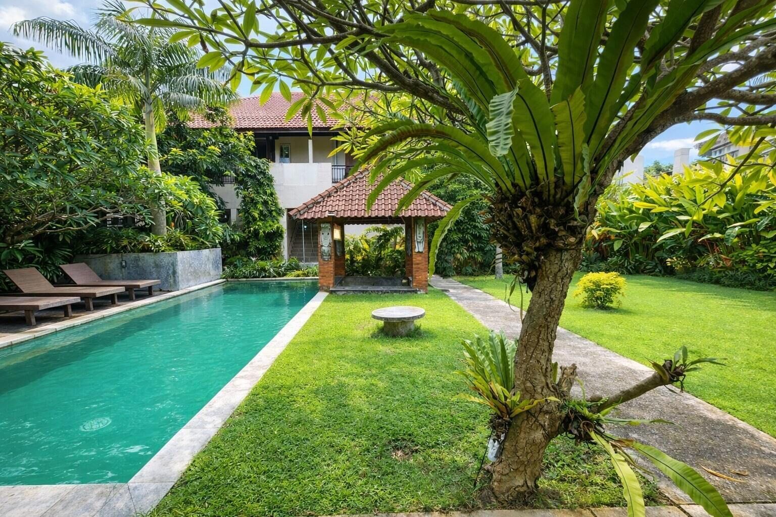 Una piscina al aire libre