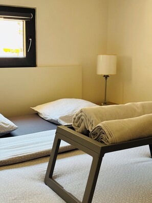 1 chambre, fer et planche à repasser, draps fournis