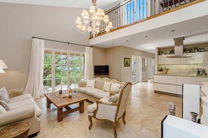 Living area - Villa with vineyard and sea view (La Croix-Valmer)