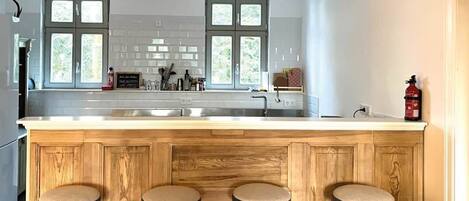 Fridge, oven, stovetop, dishwasher