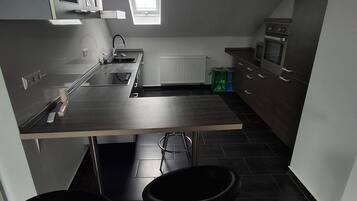 Een koelkast, een microgolfoven, een oven, een kookplaat