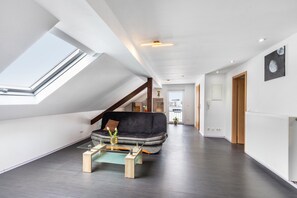 TV - Holiday Apartment for Workers Near the Train Station (Babenhausen)