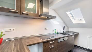 Kjøleskap, mikrobølgeovn, ovn og kokeplater