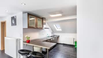 Køleskab, mikrobølgeovn, ovn, kogeplade