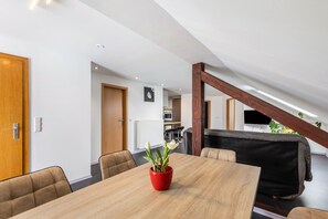 Dining - Holiday Apartment for Workers Near the Train Station (Babenhausen)