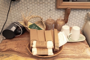 Haartrockner, Handtücher, Seife, Toilettenpapier
