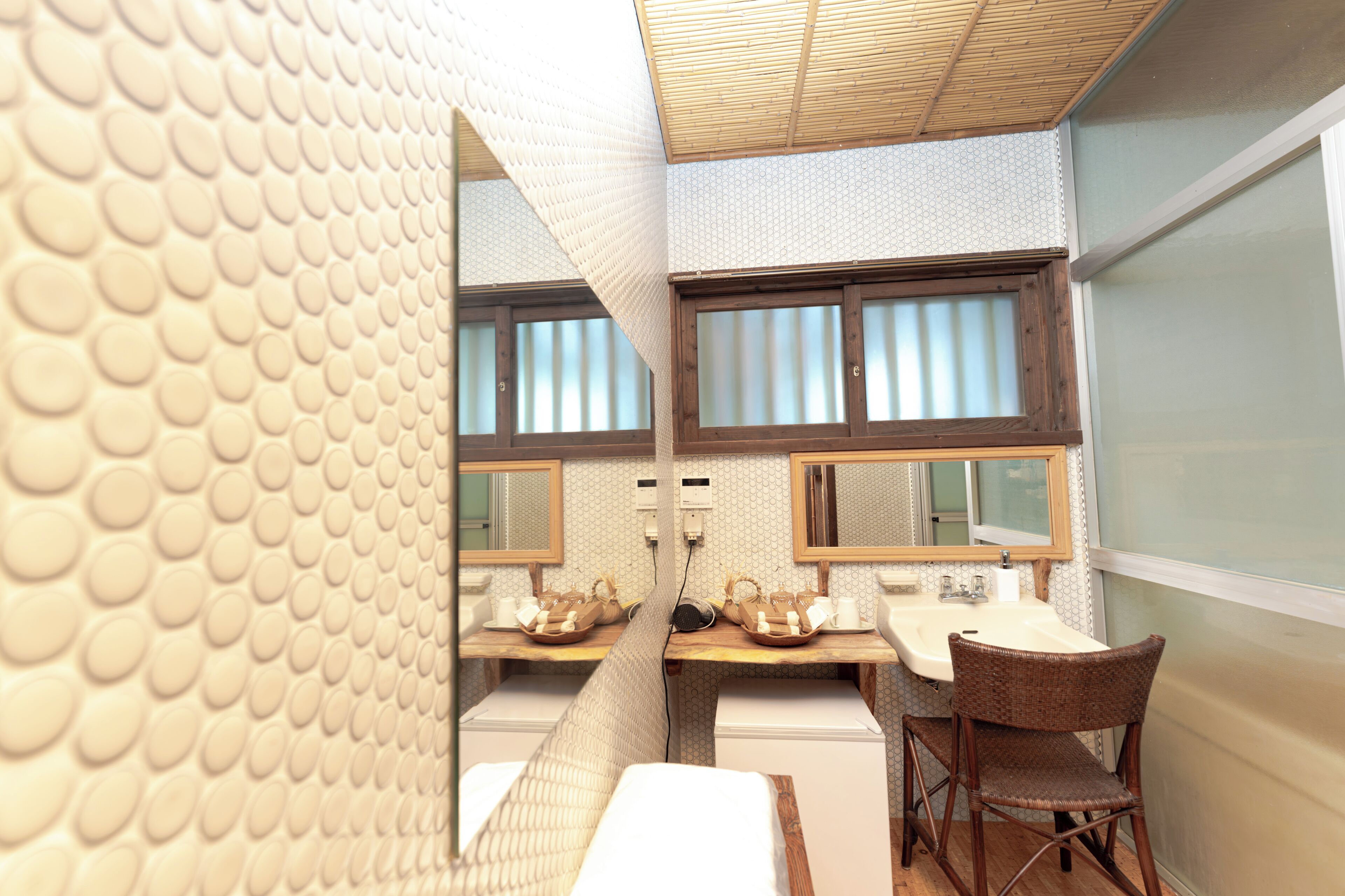 Haartrockner, Handtücher, Seife, Toilettenpapier