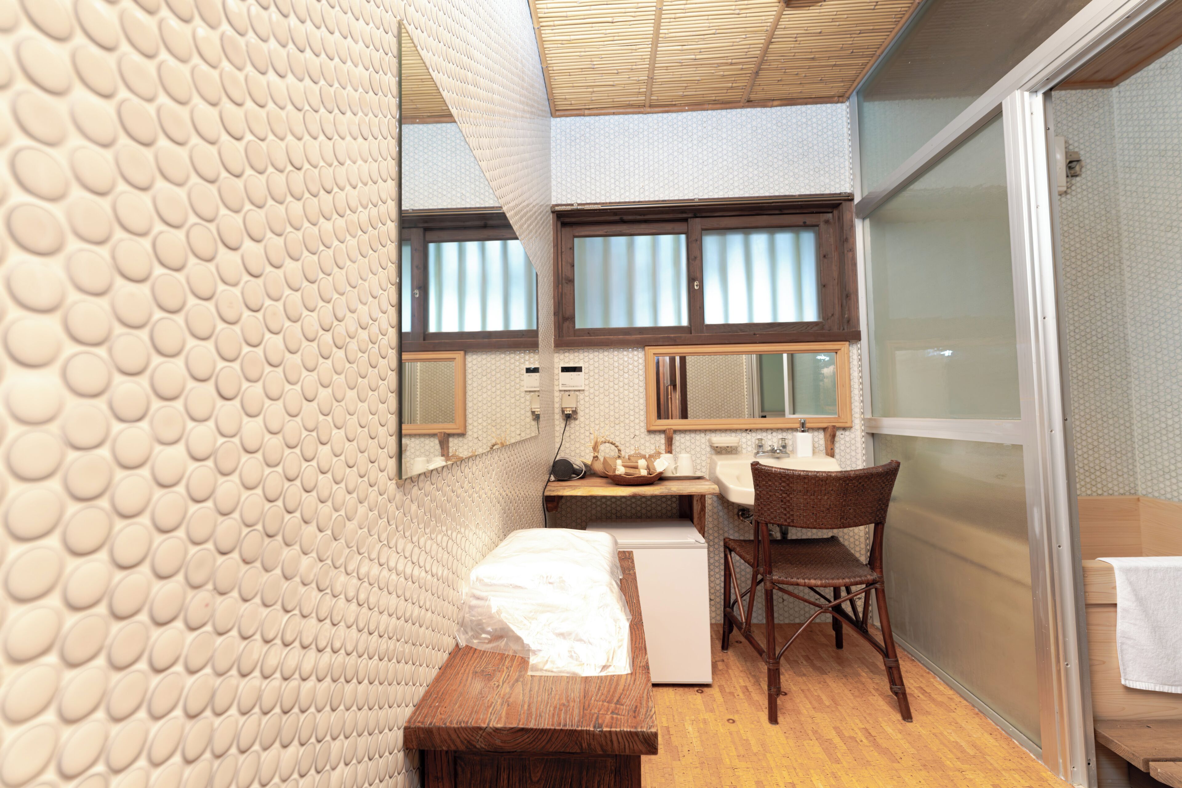 Haartrockner, Handtücher, Seife, Toilettenpapier