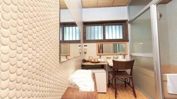 Haartrockner, Handtücher, Seife, Toilettenpapier