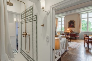 Iron/ironing board, bed sheets