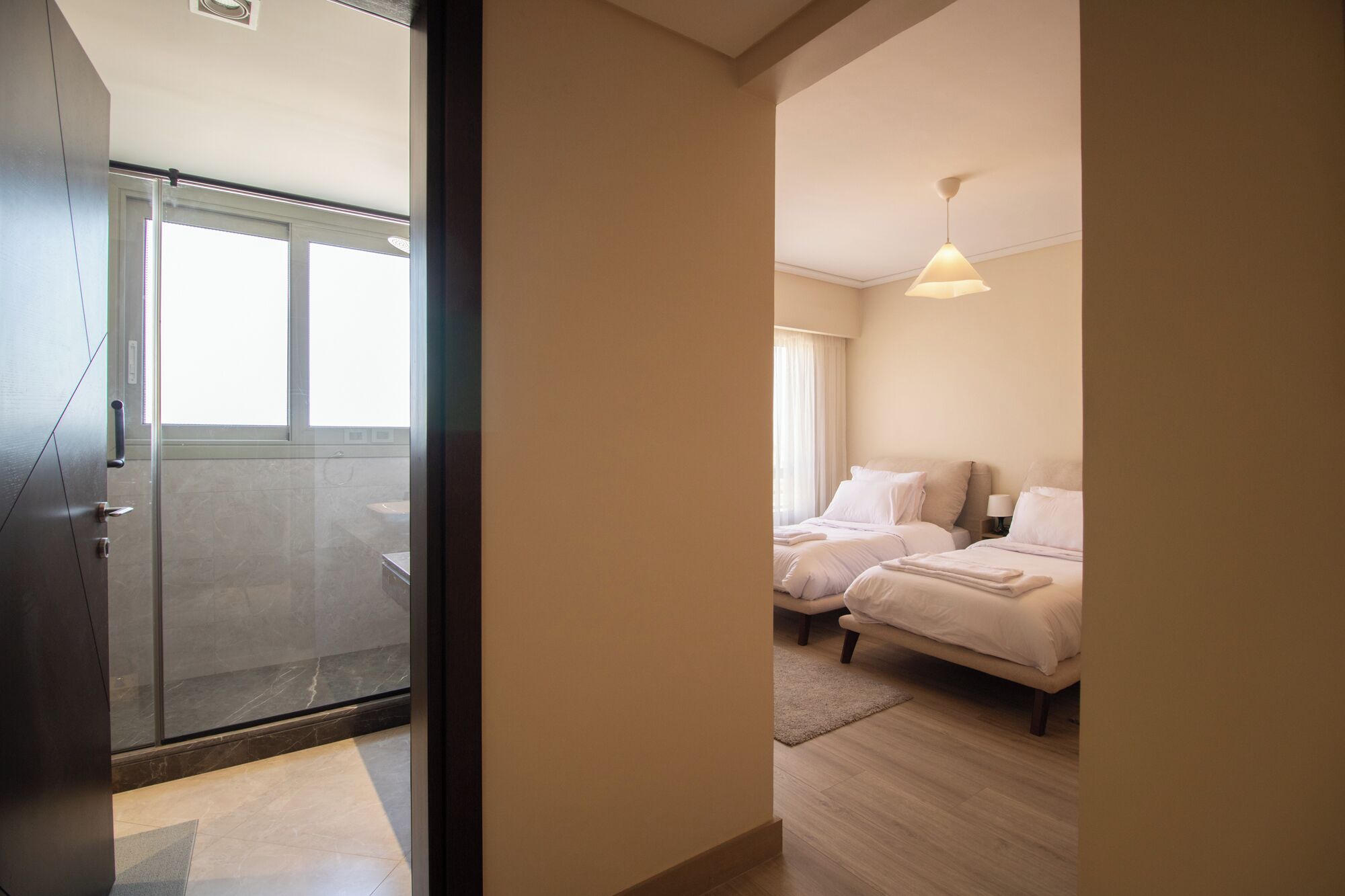 Een strijkplank/strijkijzer, internet, beddengoed