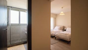 Een strijkplank/strijkijzer, internet, beddengoed