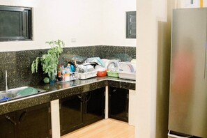 Refrigerador y utensilios de cocina