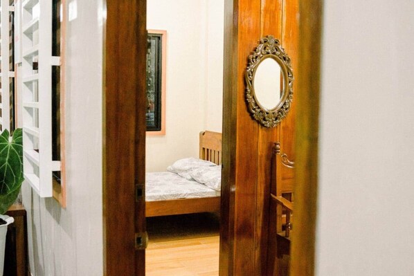 6 bedrooms, iron/ironing board, WiFi, bed sheets