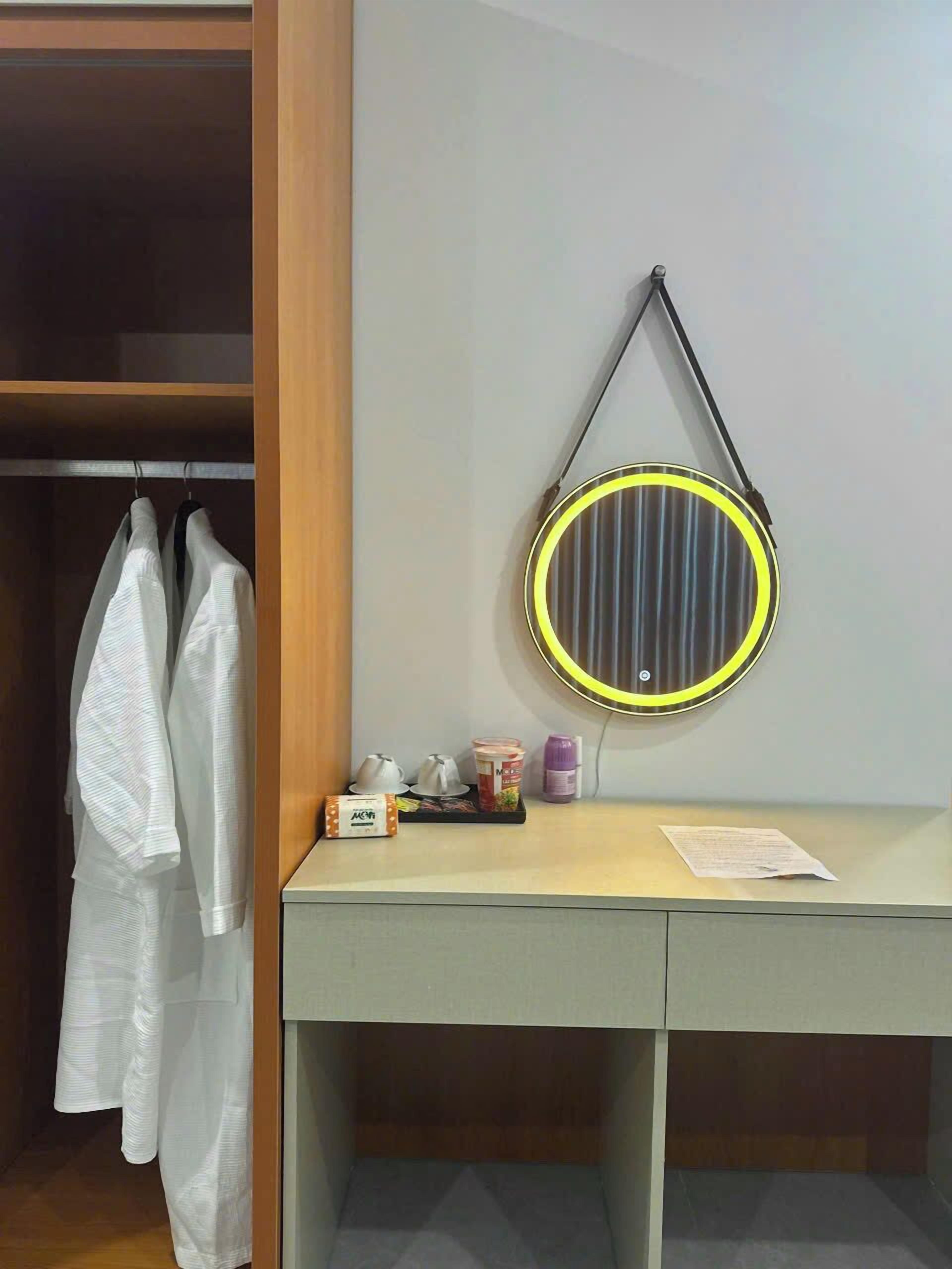 Minibar (con algunos artículos gratuitos) y decoración individual