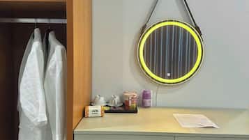 Free minibar items, individually decorated, individually furnished, desk