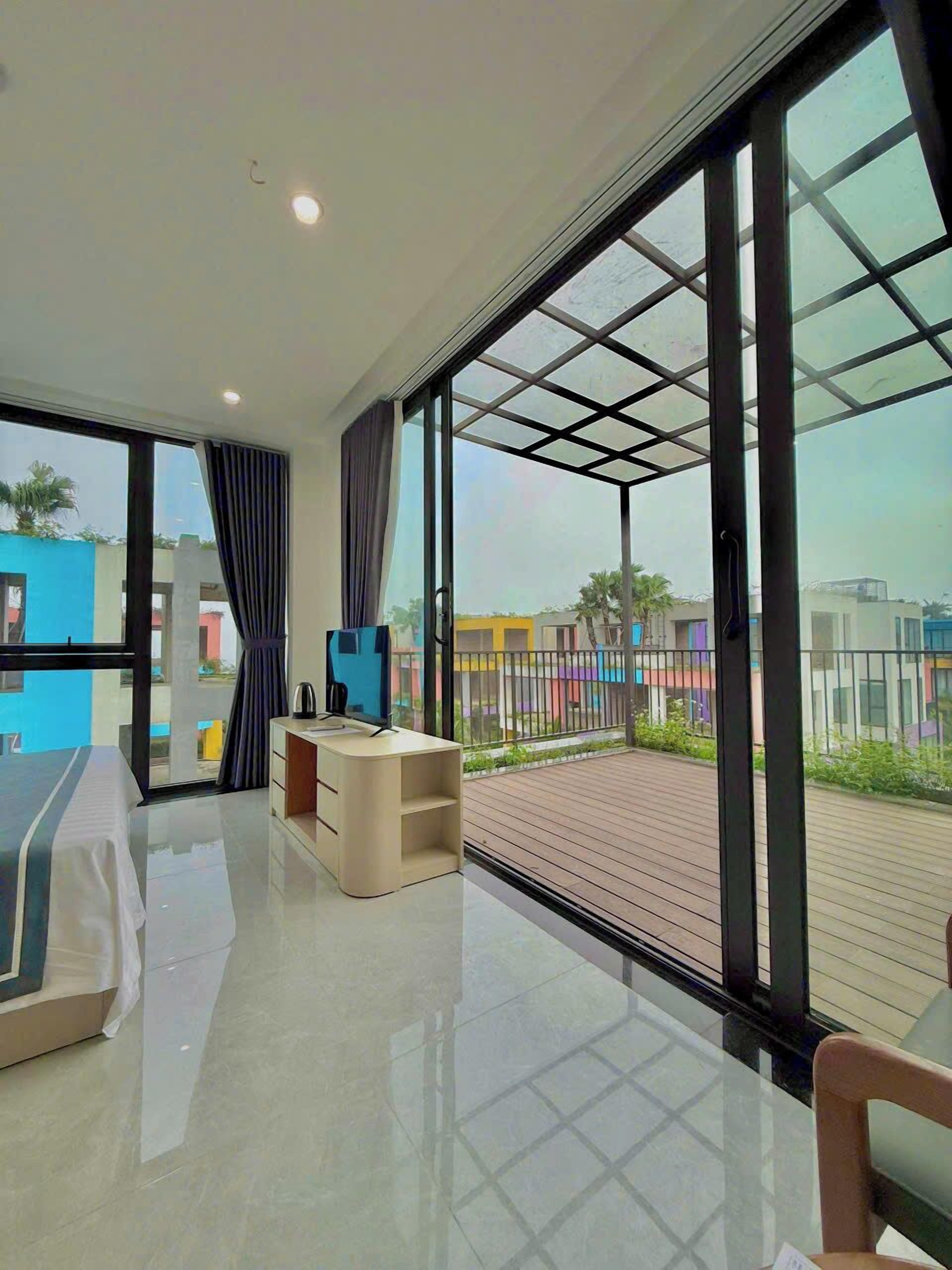 Minibar (con algunos artículos gratuitos) y decoración individual