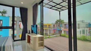 Free minibar items, individually decorated, individually furnished, desk